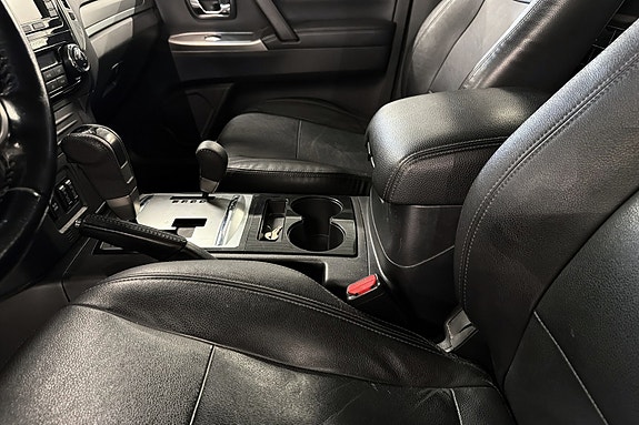 Mitsubishi Pajero 17 of 30