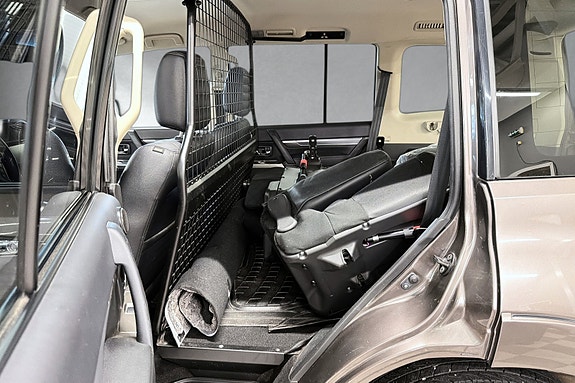 Mitsubishi Pajero 30 of 30