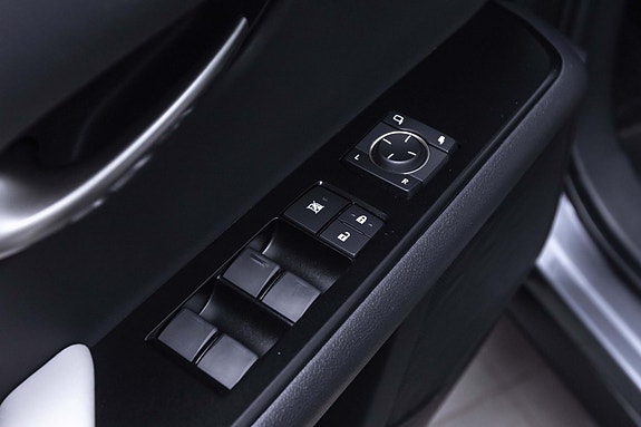 Lexus UX300e 19 of 28