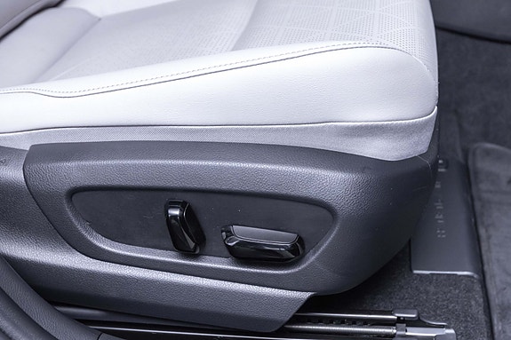 Lexus UX300e 27 of 28