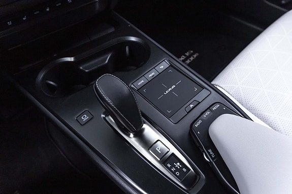 Lexus UX300e 16 of 28