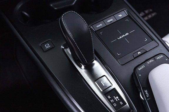 Lexus UX300e 17 of 28