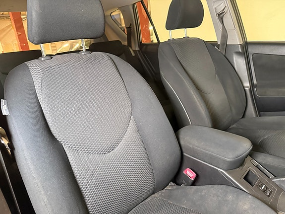 Toyota RAV4 27 of 30