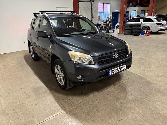 Toyota RAV4 4 of 30