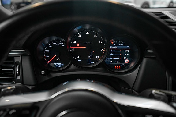 Porsche Macan 17 of 30