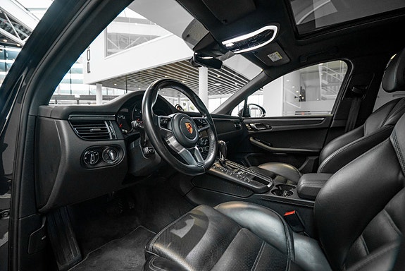 Porsche Macan 12 of 30