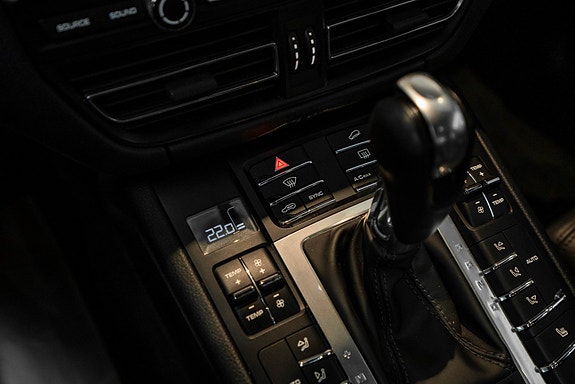 Porsche Macan 22 of 30