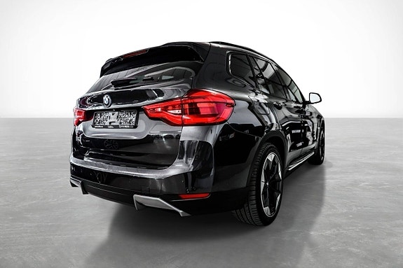 BMW iX3 7 of 24