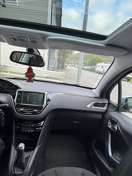 Peugeot 208 2 of 14
