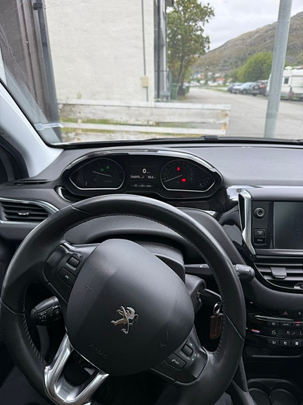 Peugeot 208 3 of 14