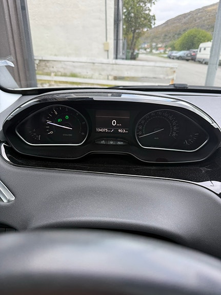 Peugeot 208 4 of 14