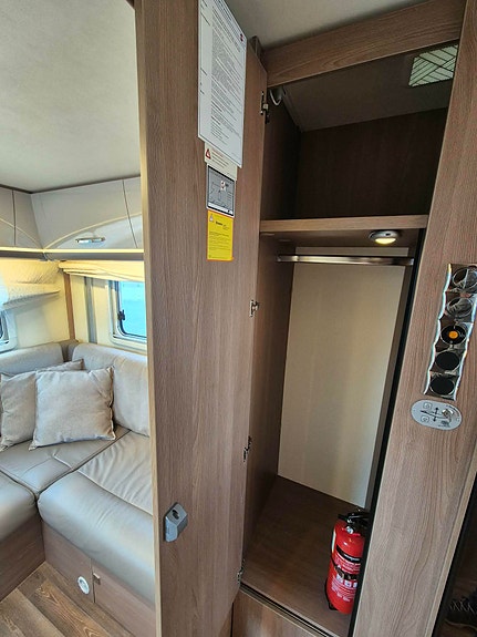 Bürstner Lyseo IT 744 Salong bak / 2 senkesenger / Dusjkabinett 8 of 28