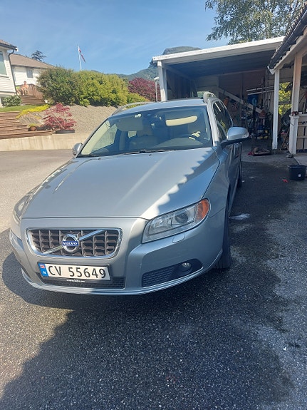 Volvo V70 2 of 7