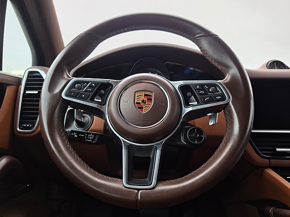 Porsche Cayenne 16 of 30