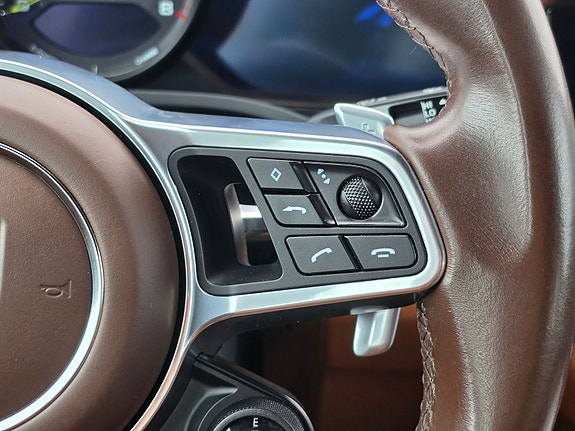 Porsche Cayenne 26 of 30