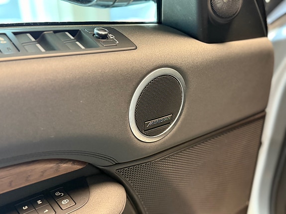 Land Rover Discovery 17 of 30