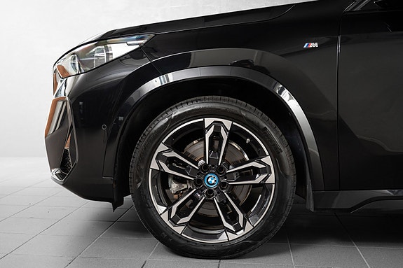BMW iX1 8 of 27