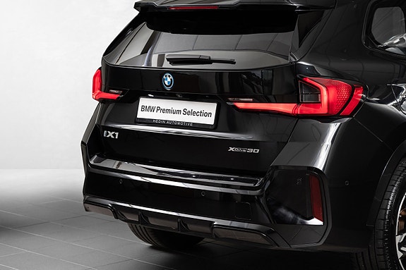 BMW iX1 6 of 27