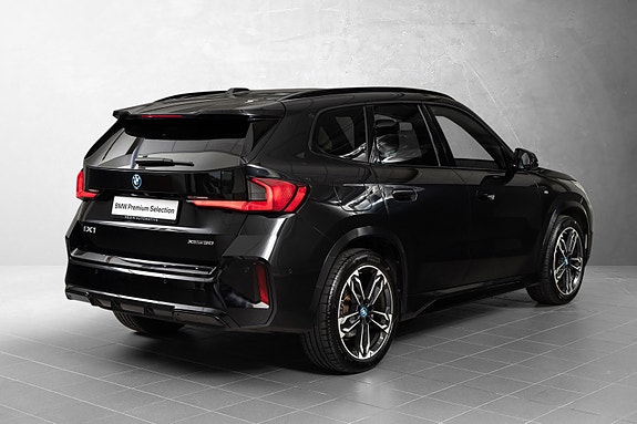 BMW iX1 7 of 27