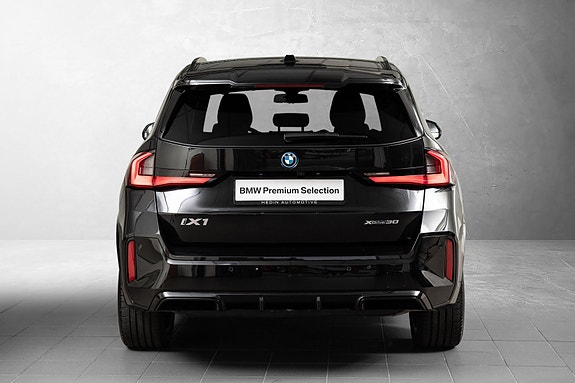 BMW iX1 5 of 27
