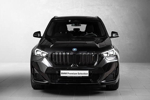 BMW iX1 2 of 27