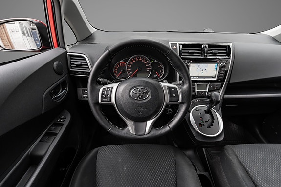 Toyota Verso-S 14 of 30