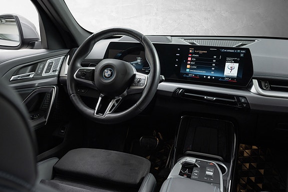 BMW iX1 25 of 30