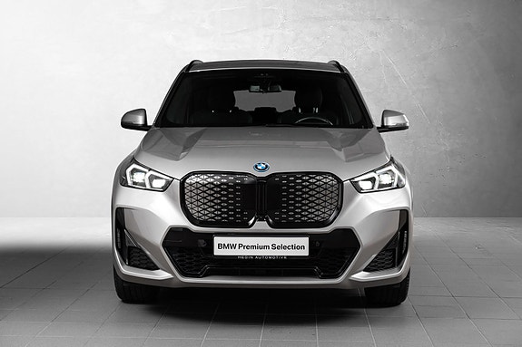 BMW iX1 2 of 30