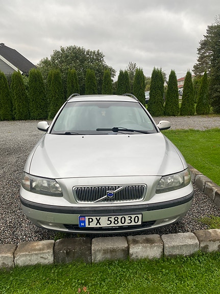 Volvo V70 3 of 7