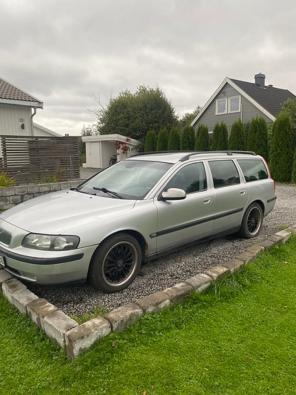 Volvo V70 2 of 7