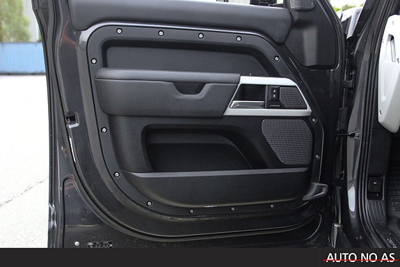 Land Rover Defender 110 14 of 30
