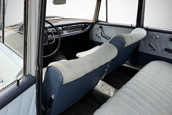 Mercedes-Benz 190 18 of 30