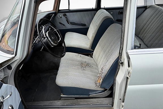 Mercedes-Benz 190 21 of 30