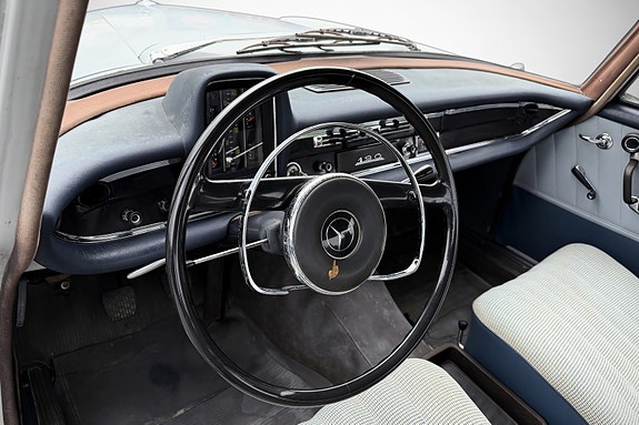 Mercedes-Benz 190 24 of 30