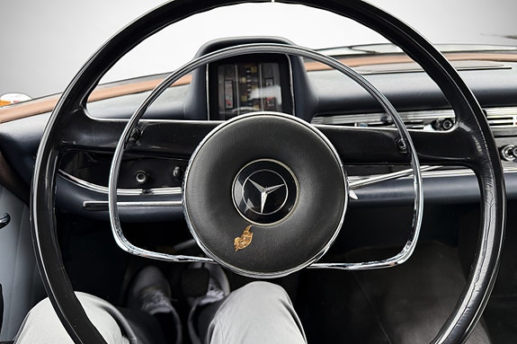 Mercedes-Benz 190 20 of 30