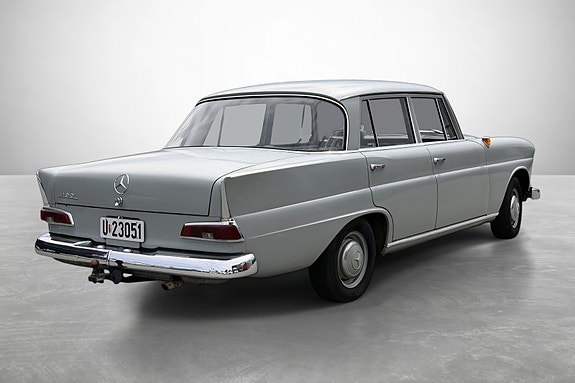 Mercedes-Benz 190 8 of 30