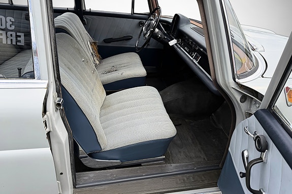 Mercedes-Benz 190 19 of 30