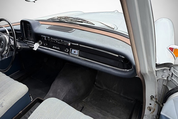 Mercedes-Benz 190 23 of 30