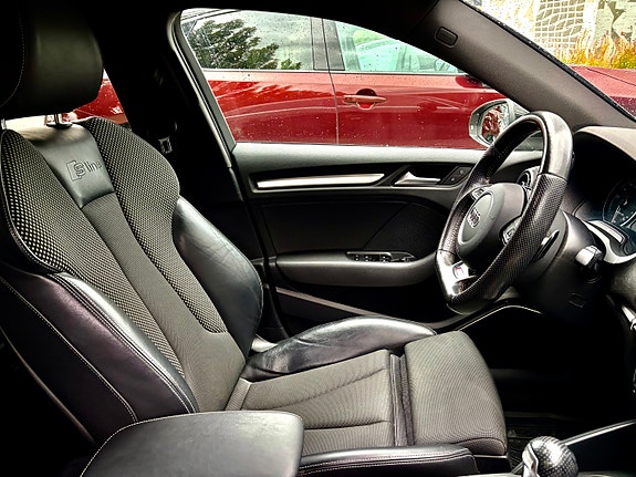 Audi e-tron 10 of 22