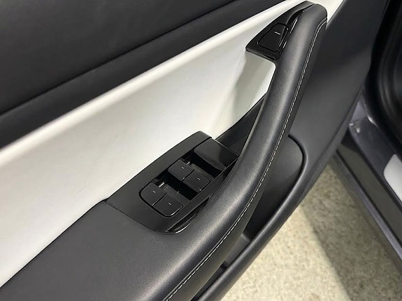 Tesla Model 3 9 of 18
