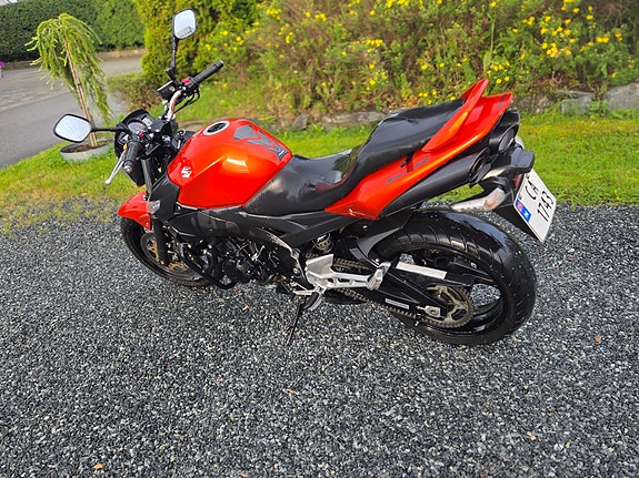 Suzuki GSR 600 2 of 3