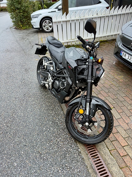 Honda CB 125 R 3 of 8