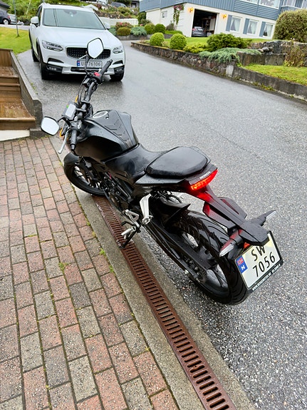 Honda CB 125 R 4 of 8