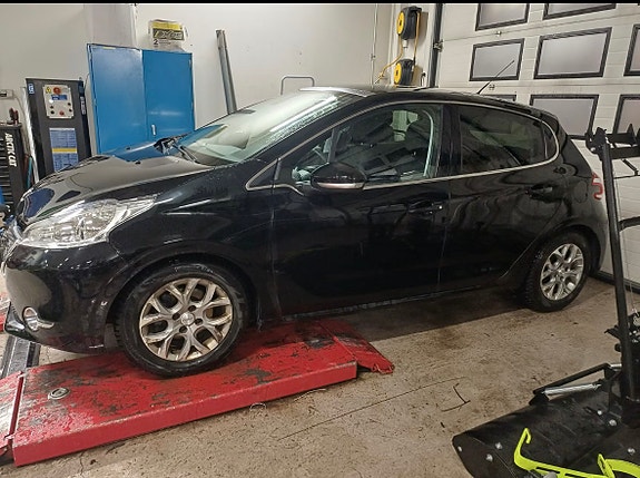 Peugeot 208 2 of 17
