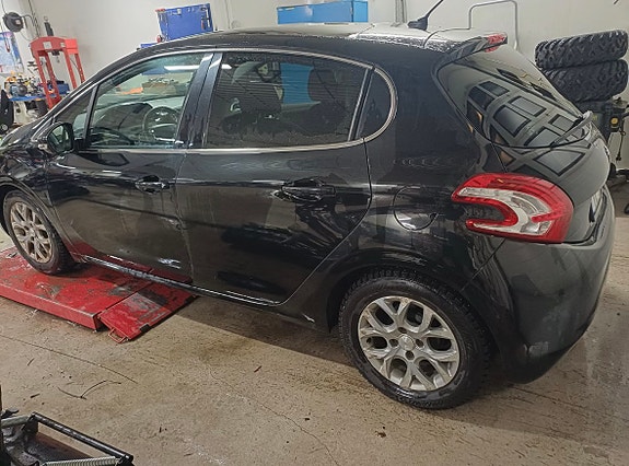 Peugeot 208 3 of 17