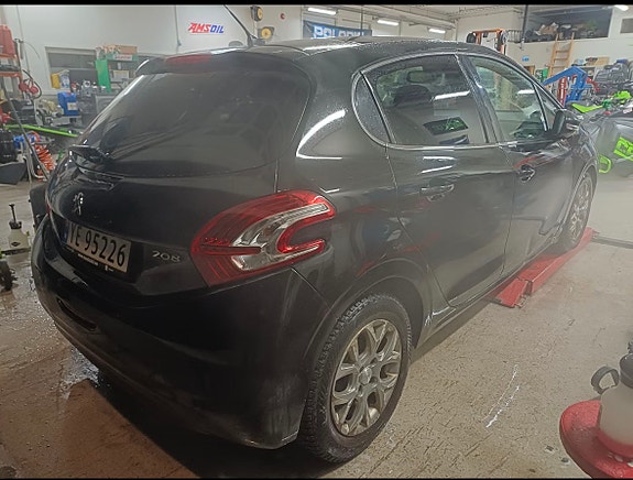 Peugeot 208 5 of 17