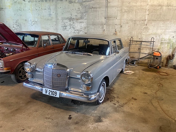 Mercedes-Benz 230 6 of 30