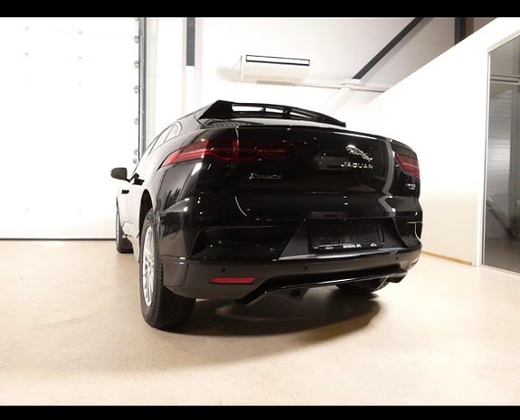 Jaguar I-PACE 17 of 30
