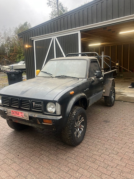 Toyota HiLux 2 of 24
