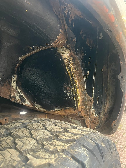 Toyota HiLux 4 of 24